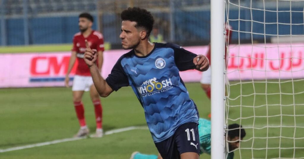 مصطفى فتحي لاعب بيراميدز اثناء تسجيله في مرمى النادي الاهلي
