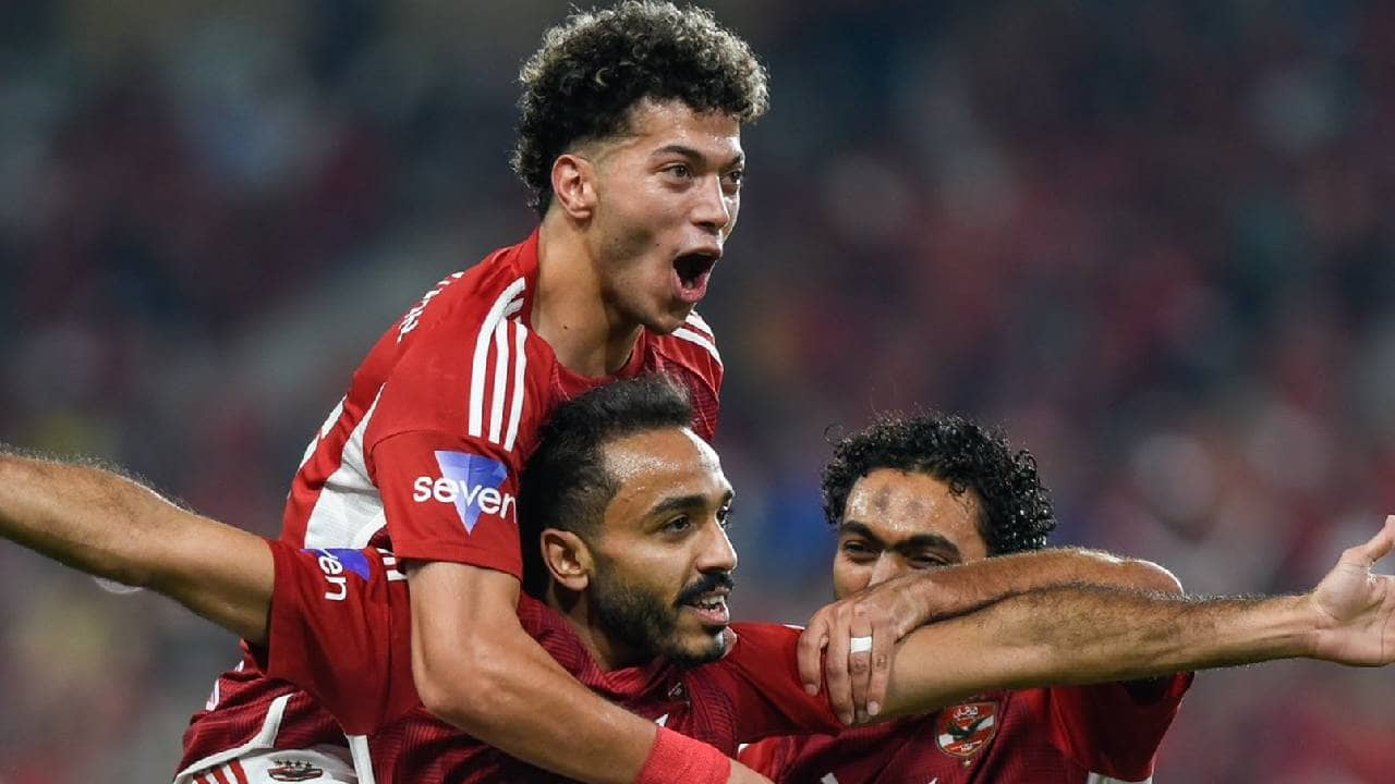 احتفال كهربا وحسين الشحات وإمام عاشور - صورة من مباراة الاهلي وفيوتشر