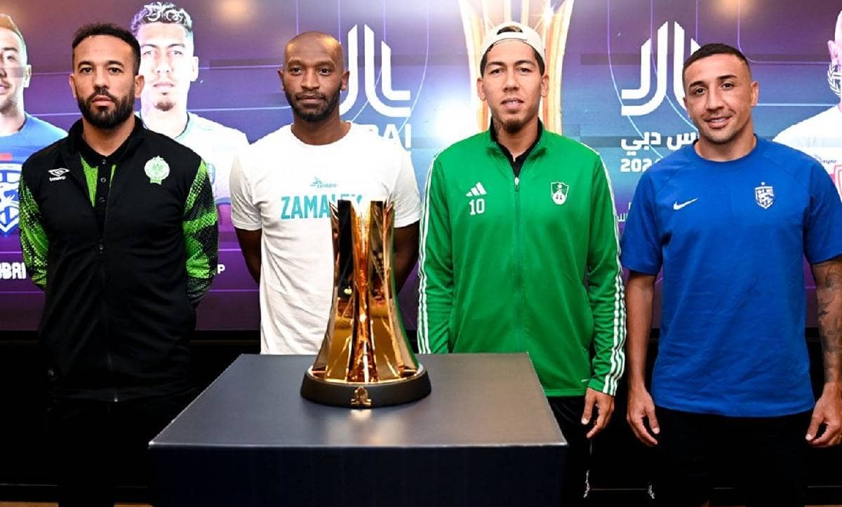 شيكابالا قائد الزمالك بجوار فيرمينيو لاعب الاهلي السعودي