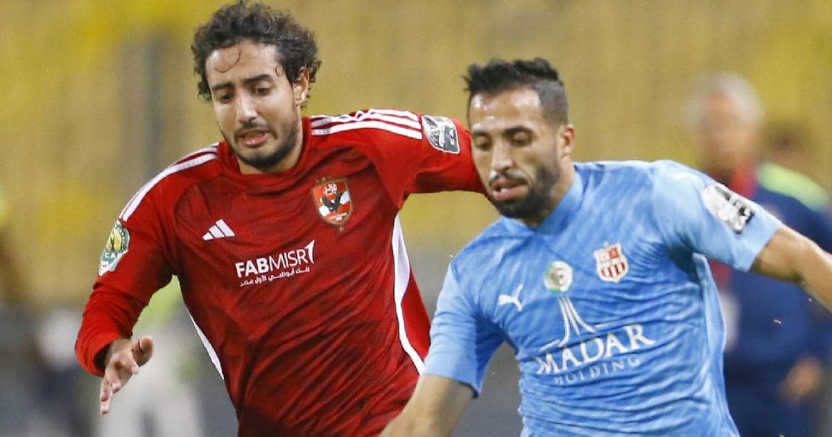 صورة من مباراة الأهلي وشباب بلوزداد