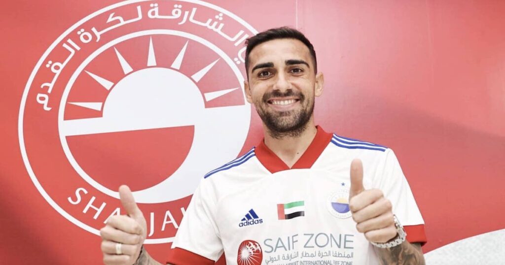 المهاجم الإسباني باكو ألكاثير بقميص الشارقة الإماراتي