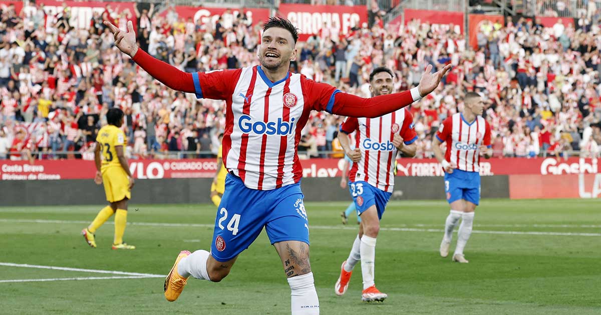 جيرونا يجني المكاسب بتحطيم برشلونة ويهدي اللقب للريال