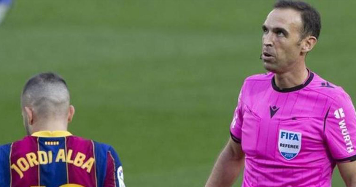سبب تخوف جماهير برشلونة من حكم مباراة أوساسونا؟